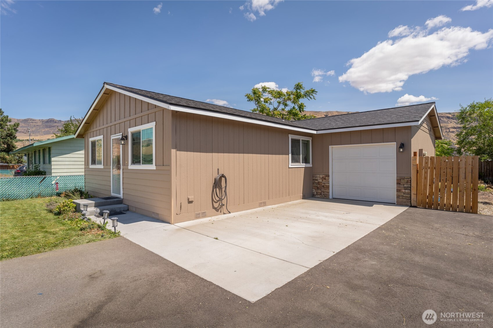 14 Cambridge Avenue, Rock Island, WA 98850