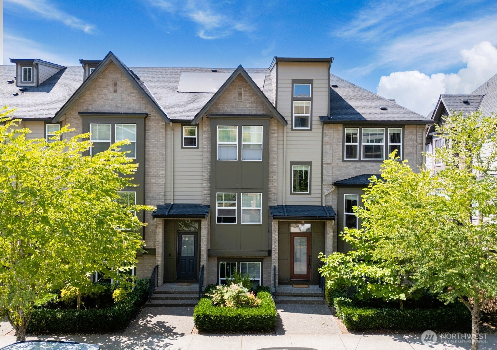 1021 10th Avenue NE, Issaquah, WA 98029