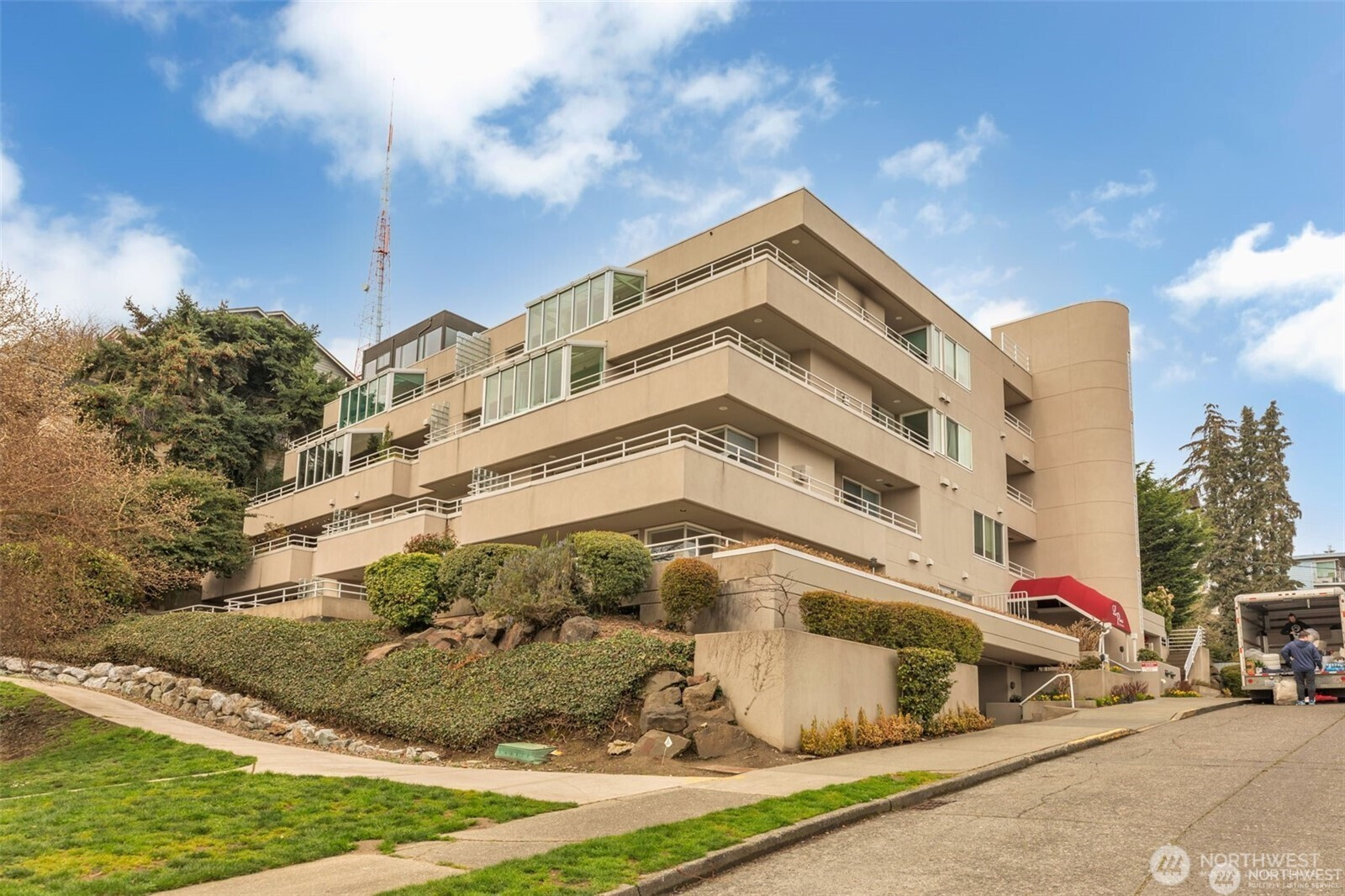 1231 5th Avenue N, Seattle, WA 98109