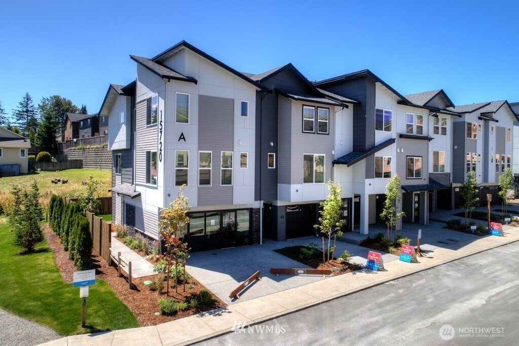 15720 Meadow RD, Lynnwood, WA 98087