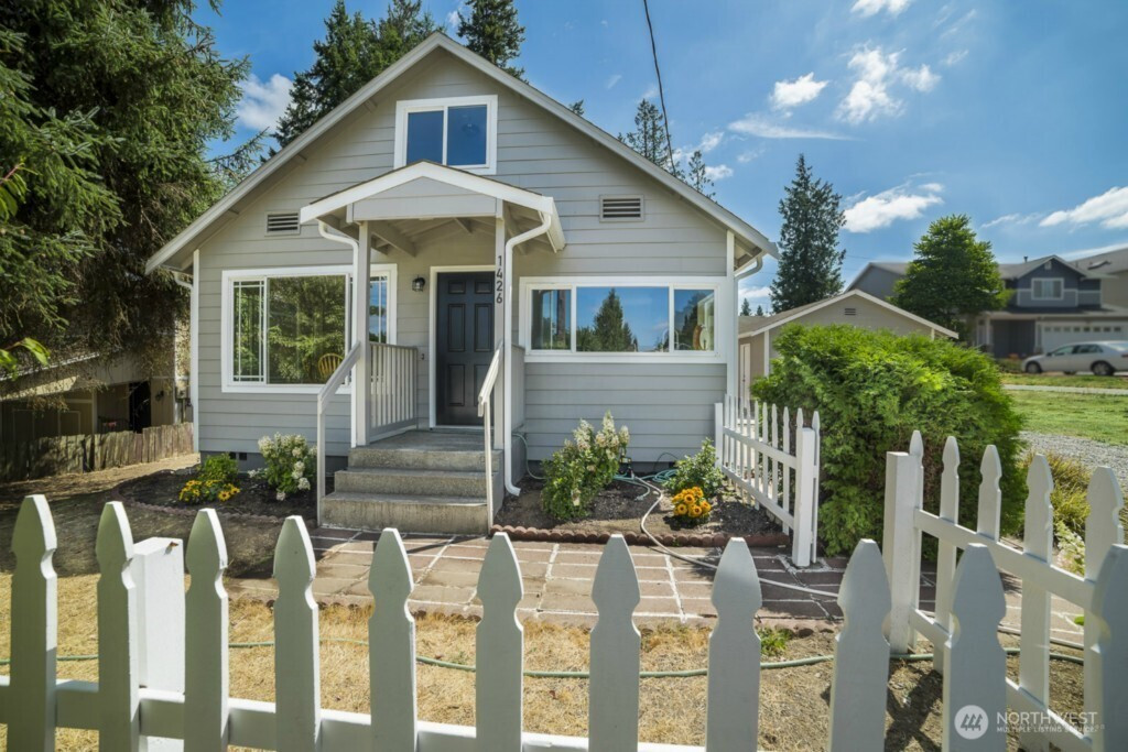 1426 QUEEN Avenue NE, Renton, WA 98056