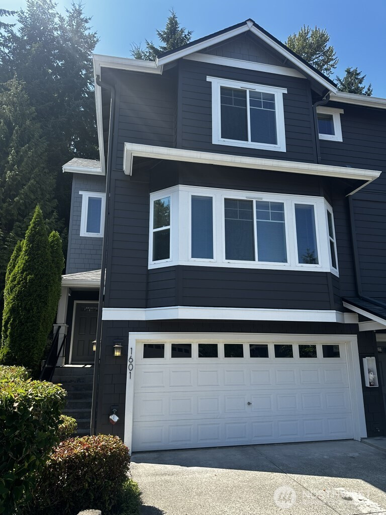 5583 Lakemont Boulevard SE, Bellevue, WA 98006