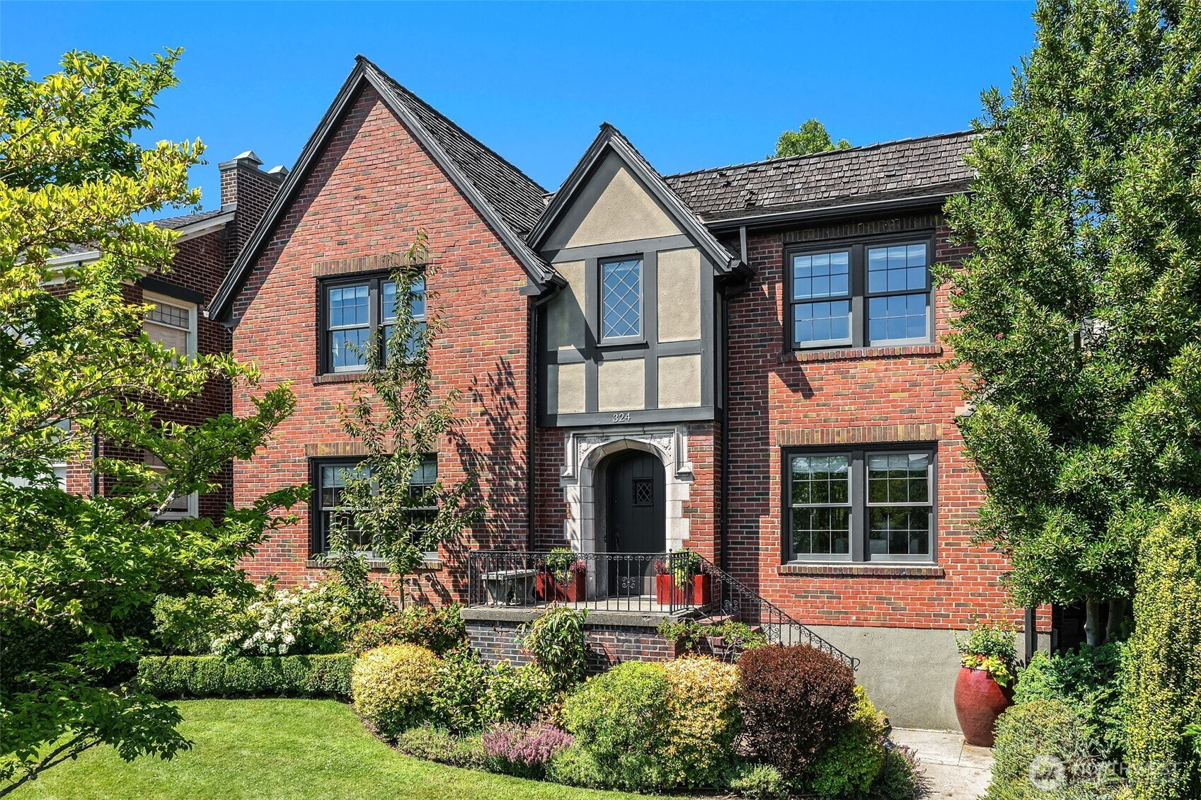 324 W Kinnear Place, Seattle, WA 98119