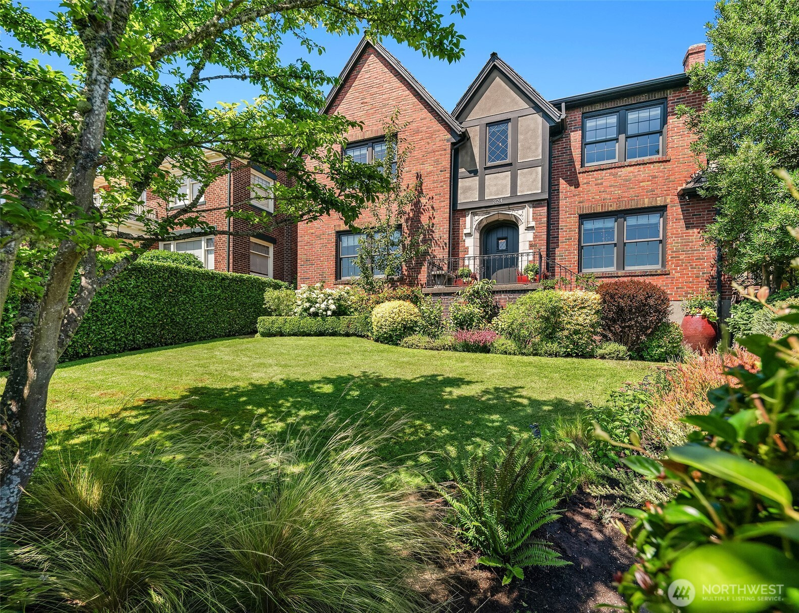 324 W Kinnear Place, Seattle, WA 98119