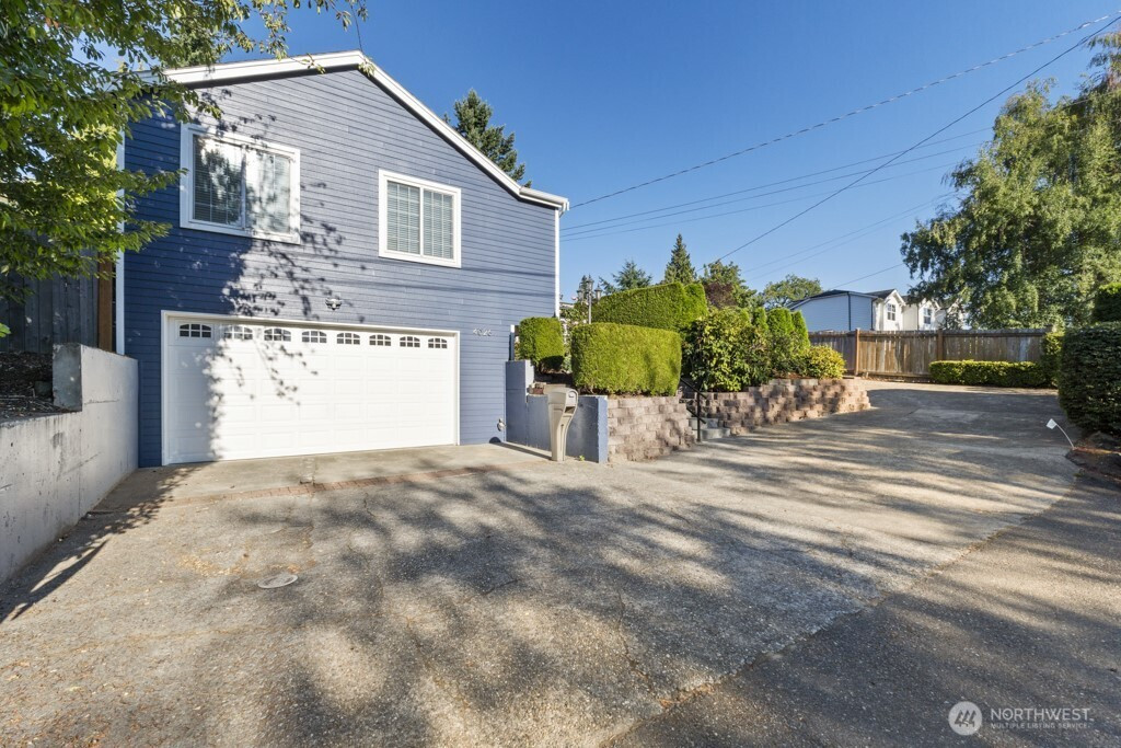 4026 Island Crest Way, Mercer Island, WA 98040