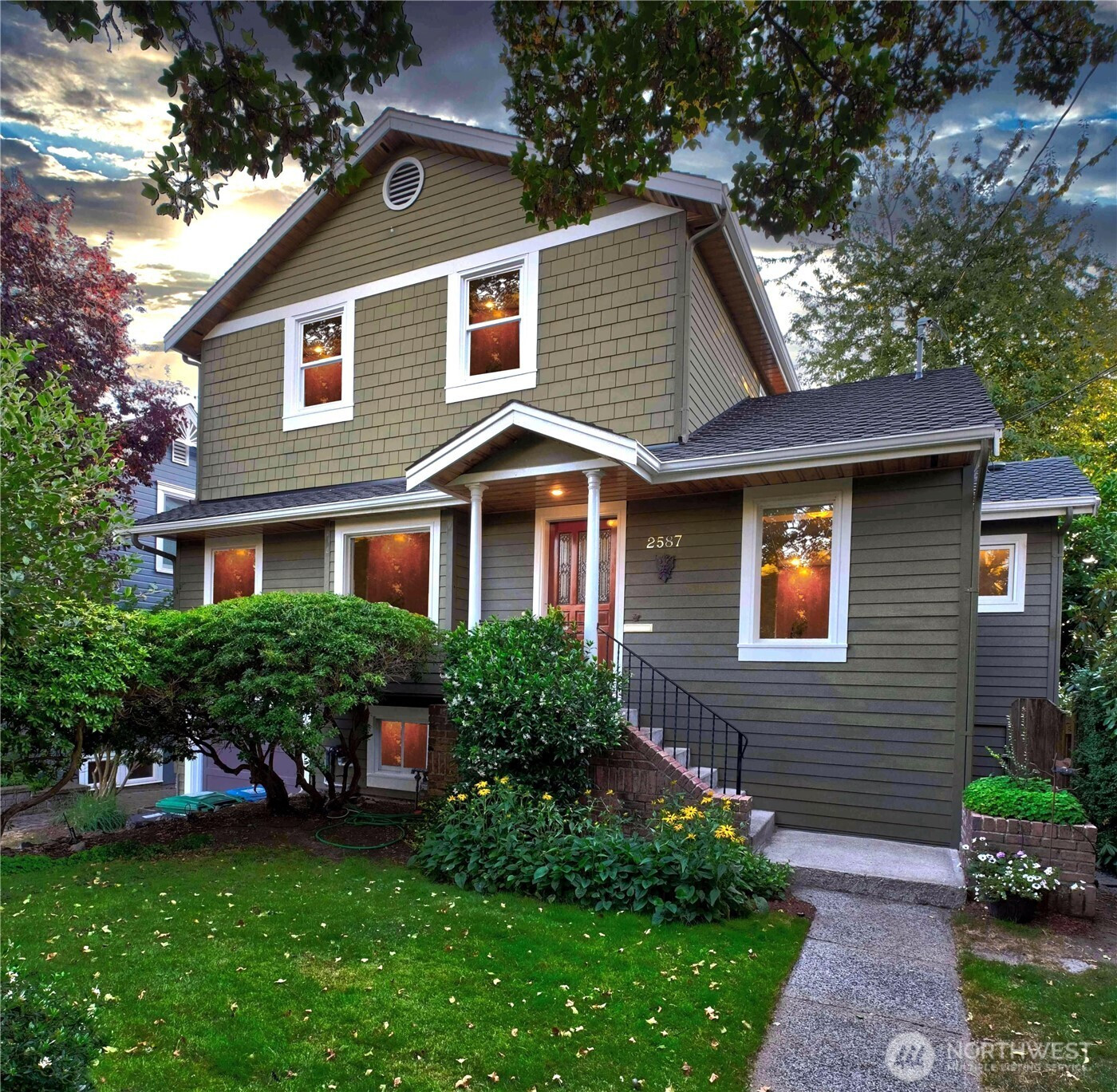 2587 8th Avenue W, Seattle, WA 98119
