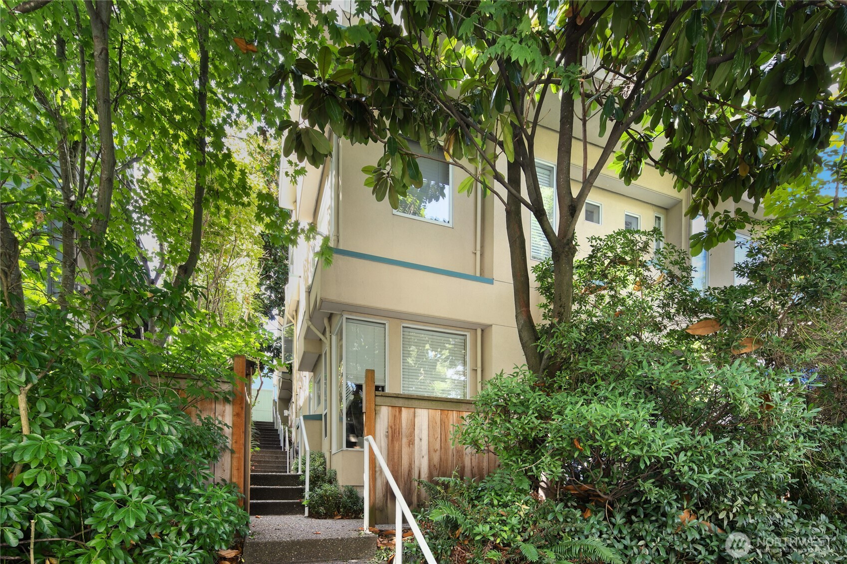 3661 Albion Place N, Seattle, WA 98103