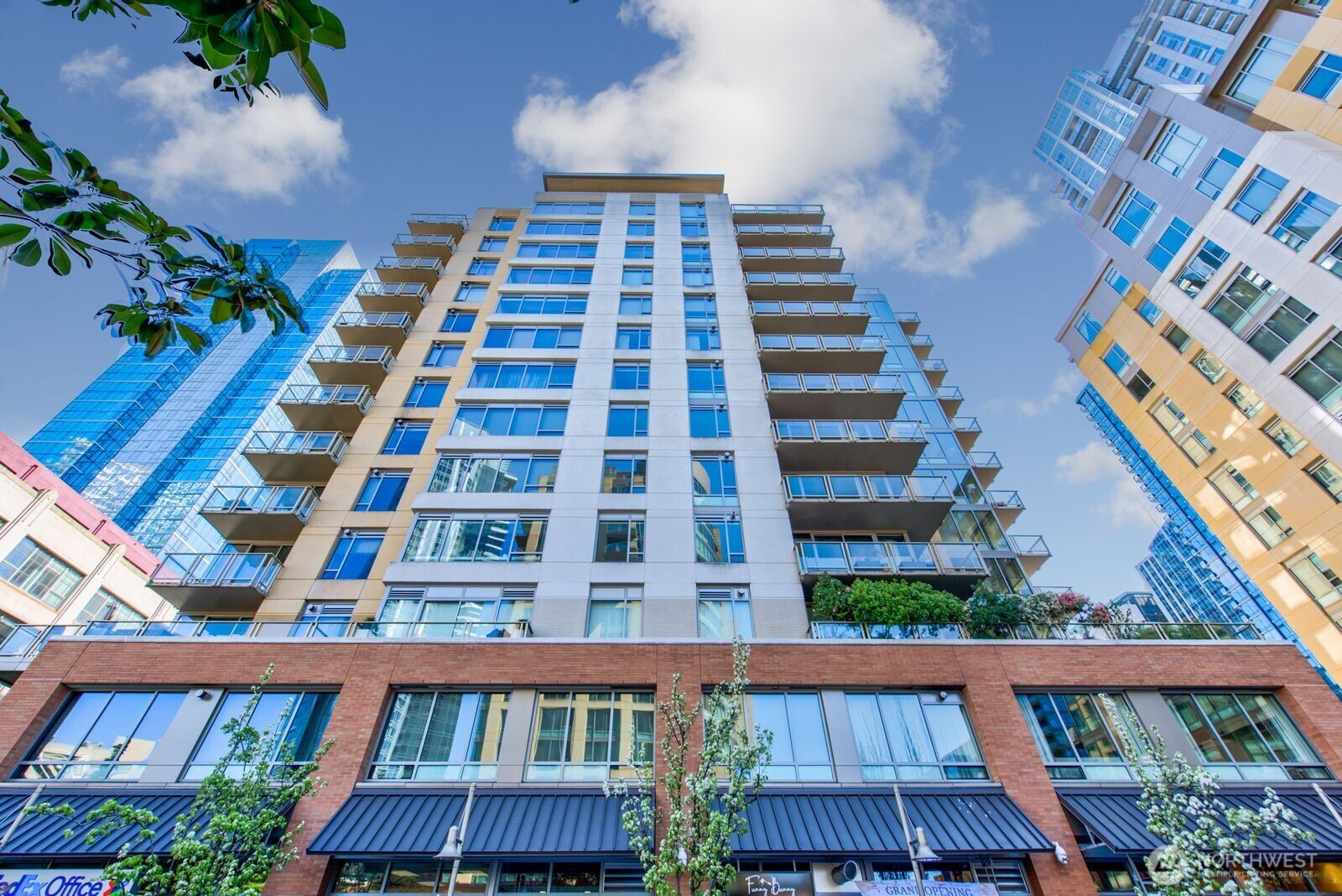 910 Lenora Street, Seattle, WA 98121