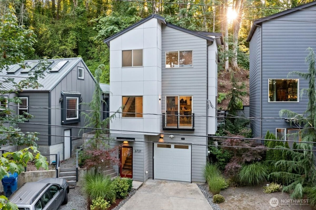 6737 25TH AVE SW, Seattle, WA 98106