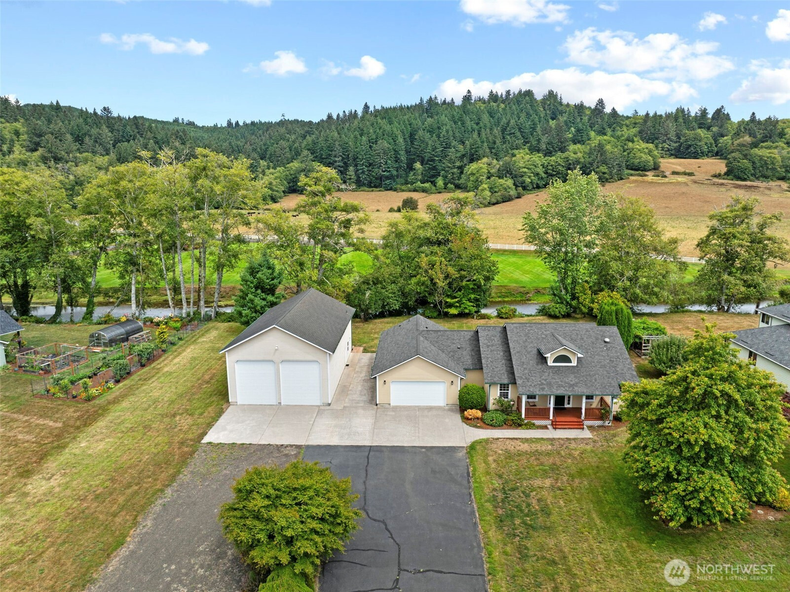 16 Monroe Drive, Cathlamet, WA 98612