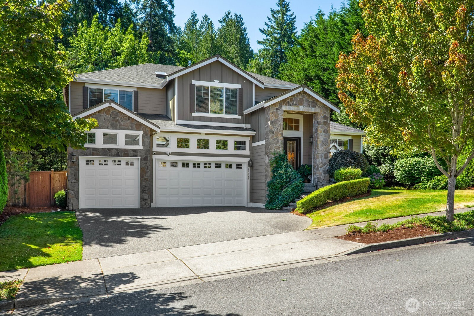16633 NE 40th Court, Redmond, WA 98052