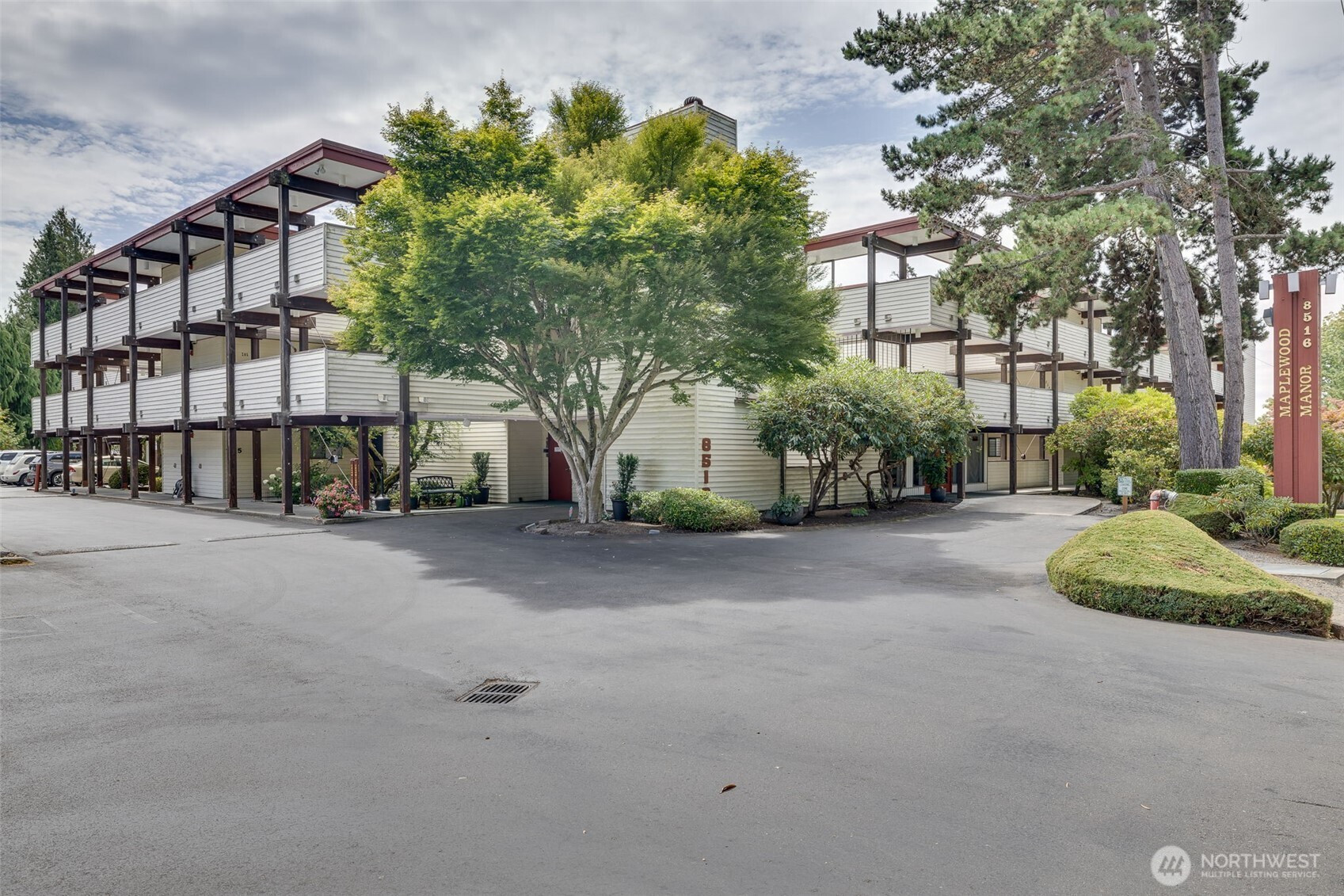 8516 196th Street SW, Edmonds, WA 98026