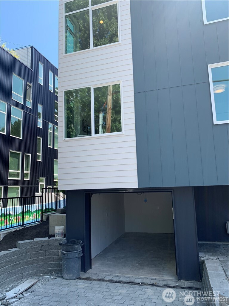 16 Etruia Street, Seattle, WA 98109