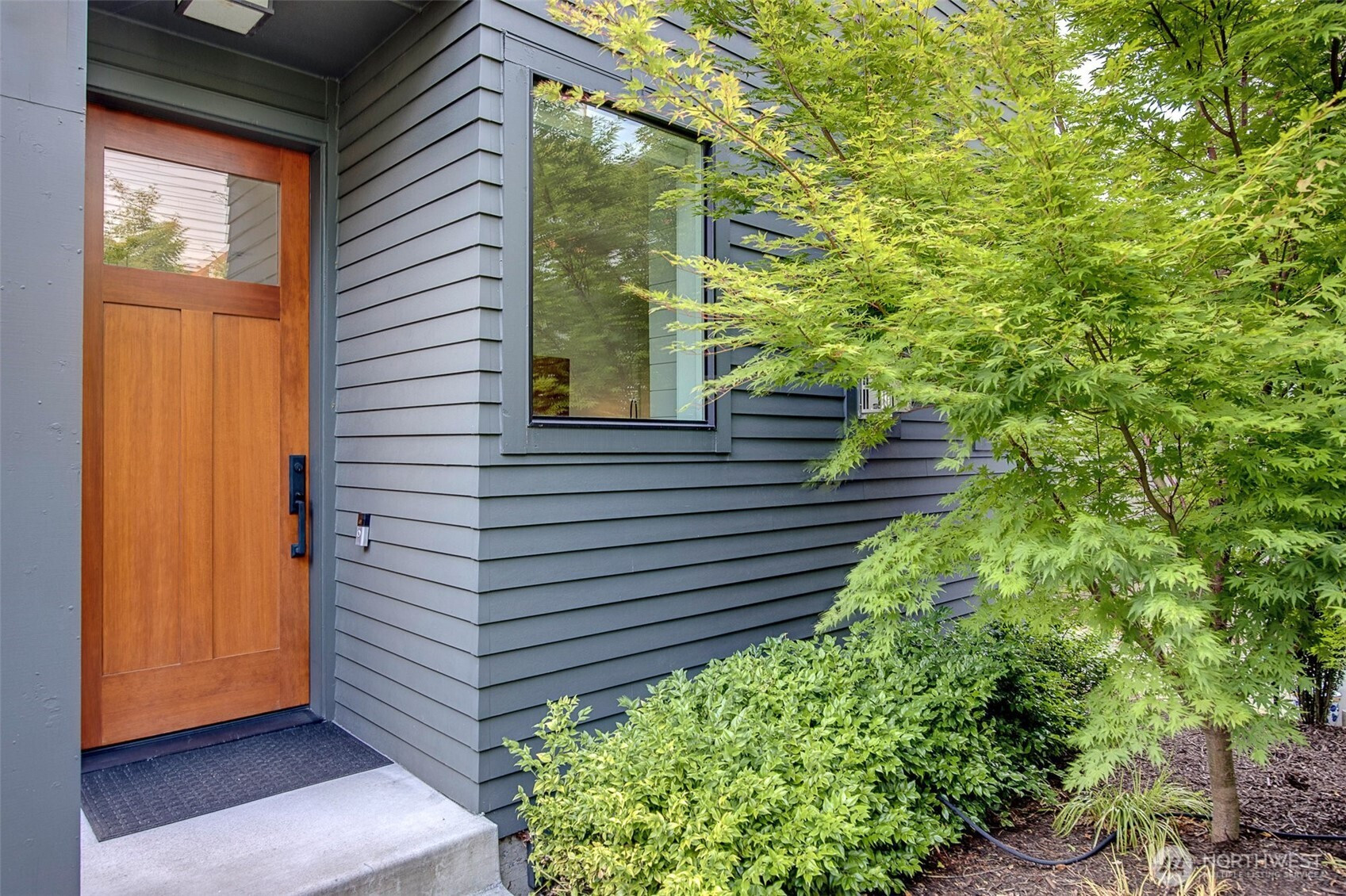 2137 7th Avenue W, Seattle, WA 98119