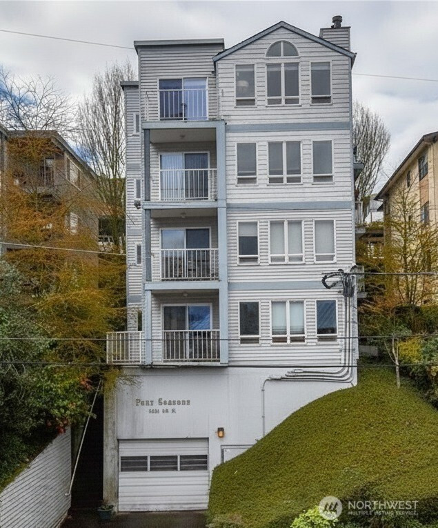 2419 8th Avenue N, Seattle, WA 98109