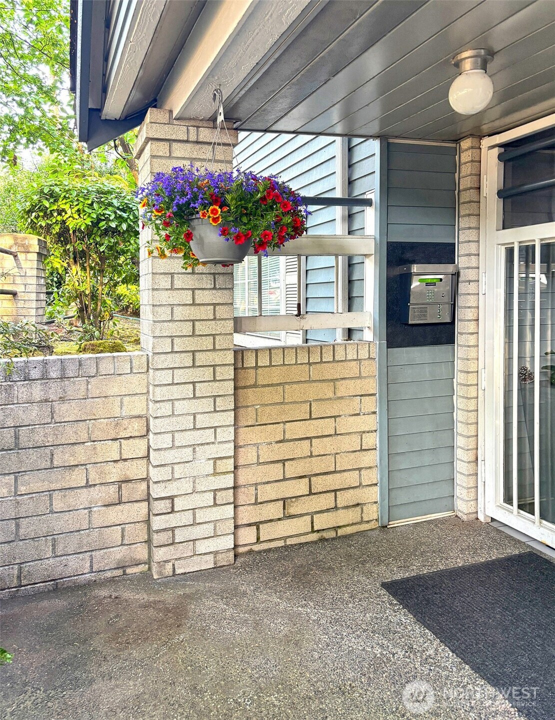 909 N 35TH Street, Seattle, WA 98103
