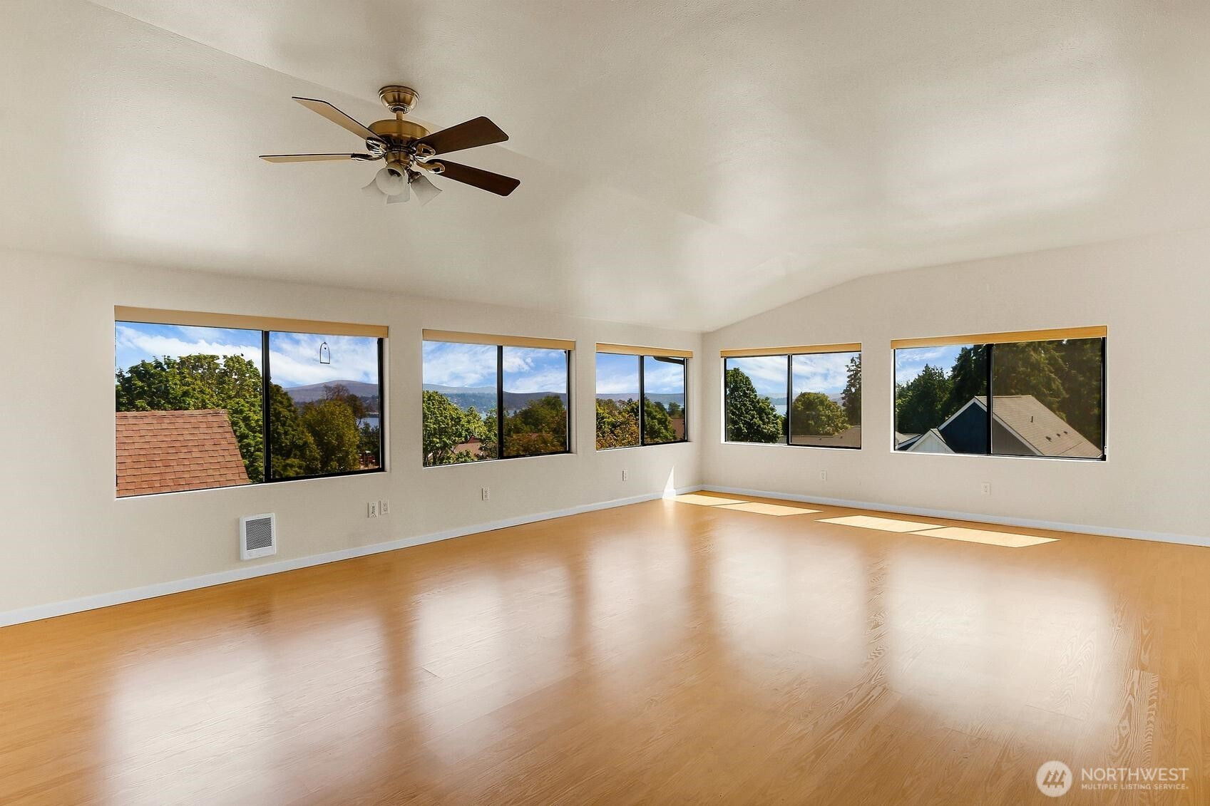 3010 E Spruce Street, Seattle, WA 98122