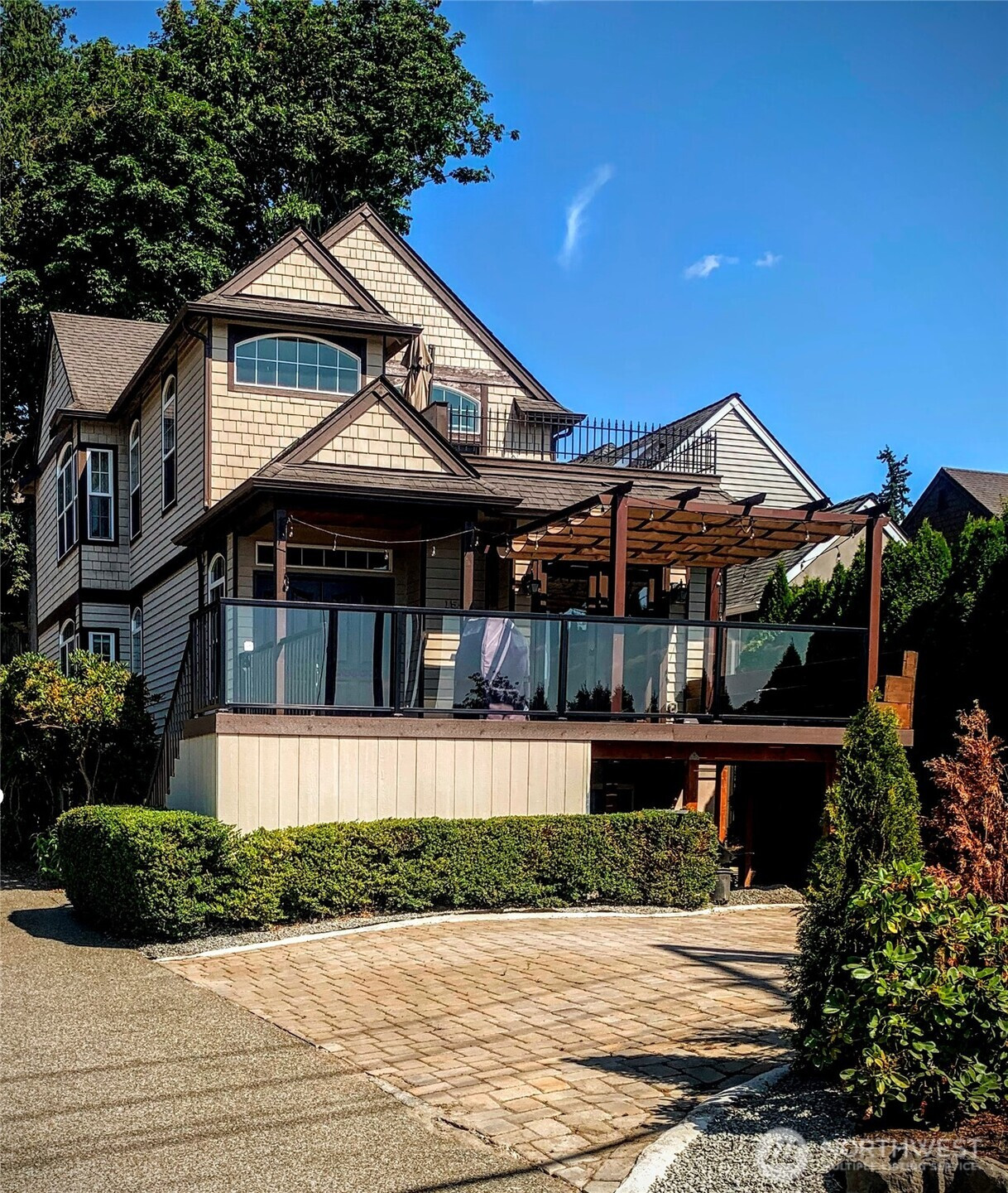 1542 E Lake Sammamish Parkway NE, Sammamish, WA 98074