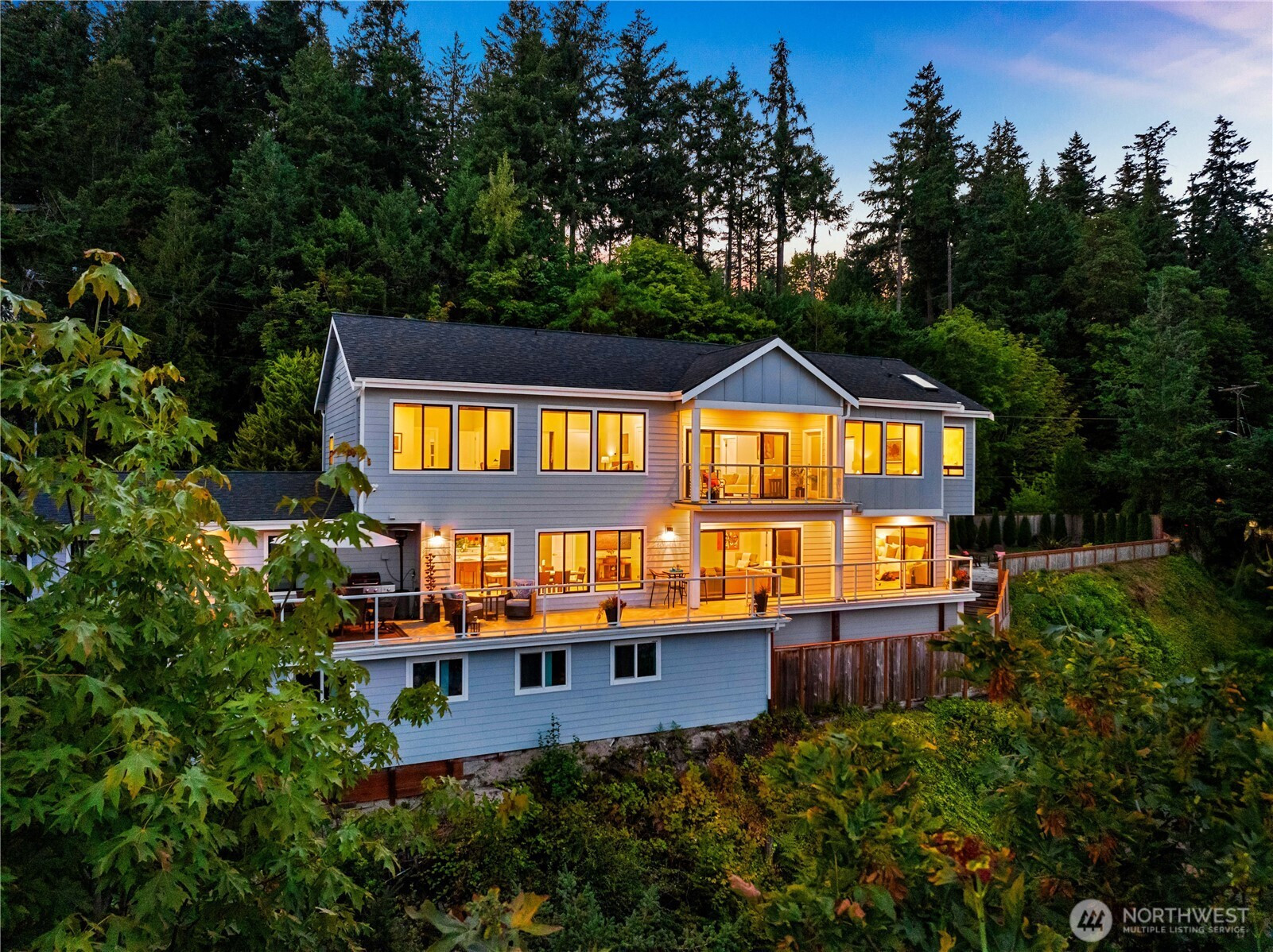 670 W Lake Sammamish Parkway NE, Bellevue, WA 98008