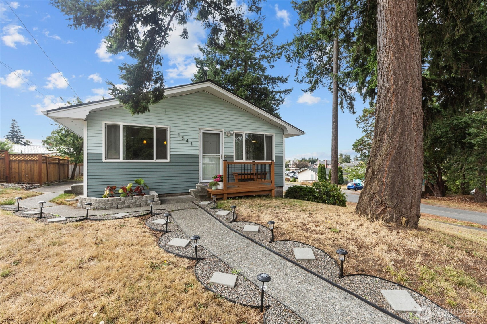 1541 NE 4th Ave, Oak Harbor, WA 98277