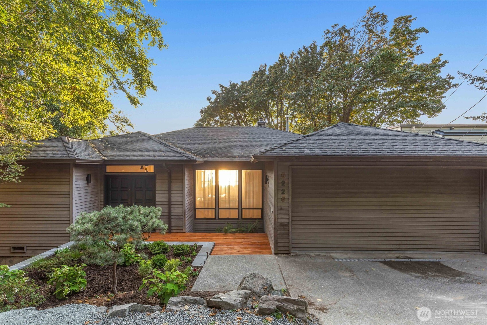 5225 SW Jacobsen Road, Seattle, WA 98116