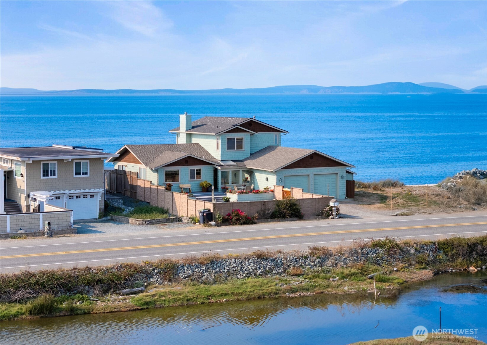2597 W Beach Road, Oak Harbor, WA 98277
