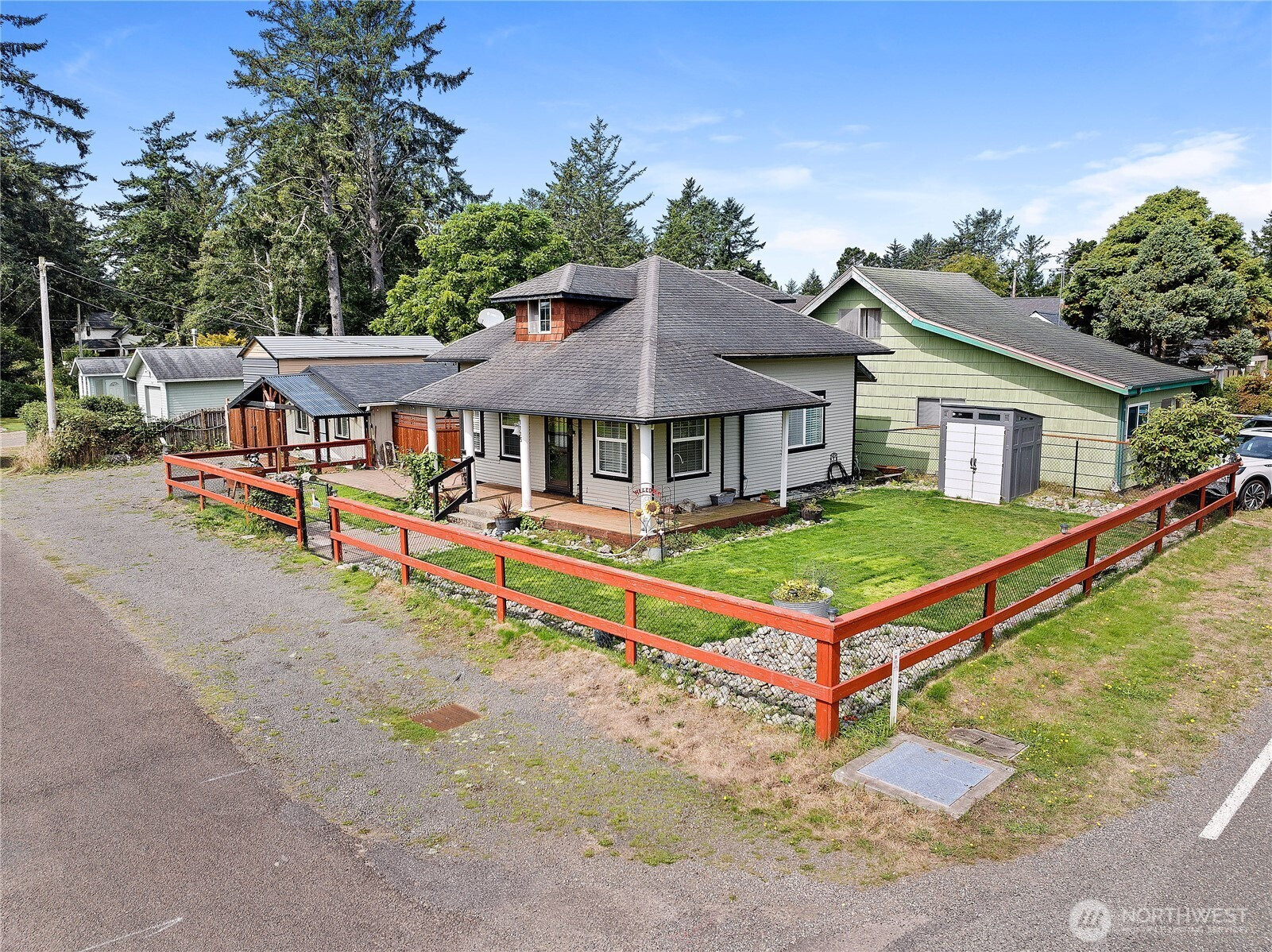 1115 31st St, Seaview, WA 98644