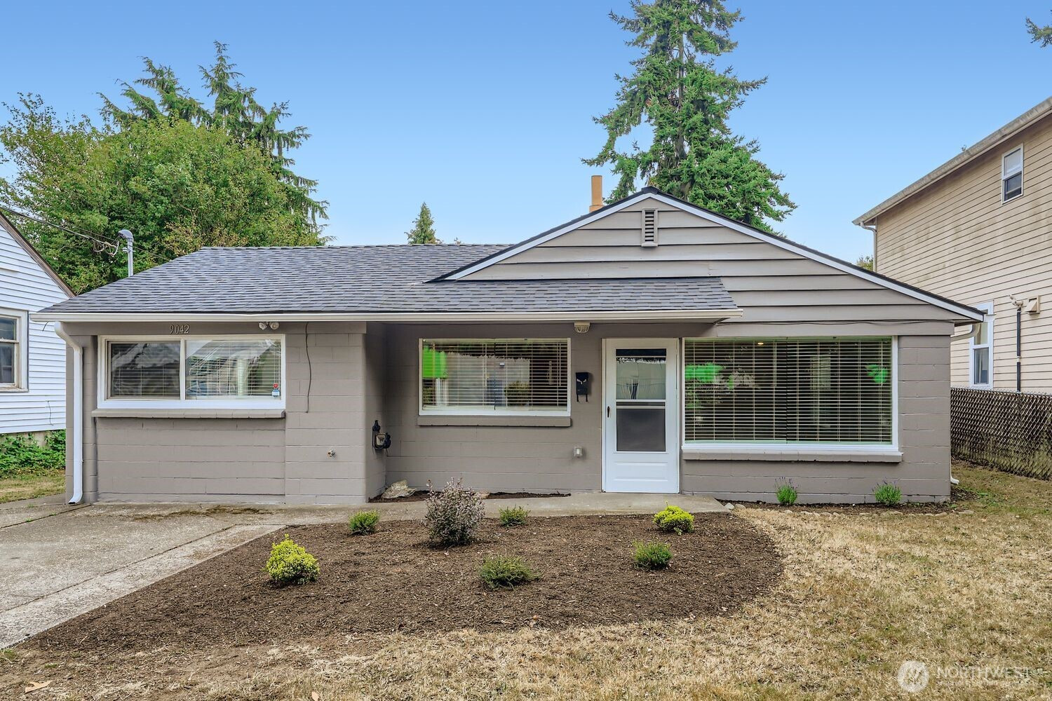 9042 Wallingford Avenue N, Seattle, WA 98103