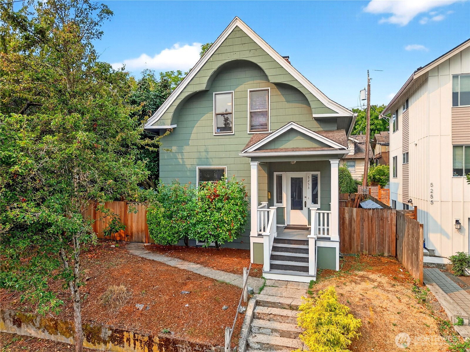 5253 Brooklyn Avenue NE, Seattle, WA 98105