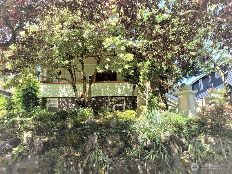 5833 Woodlawn Avenue N, Seattle, WA 98103