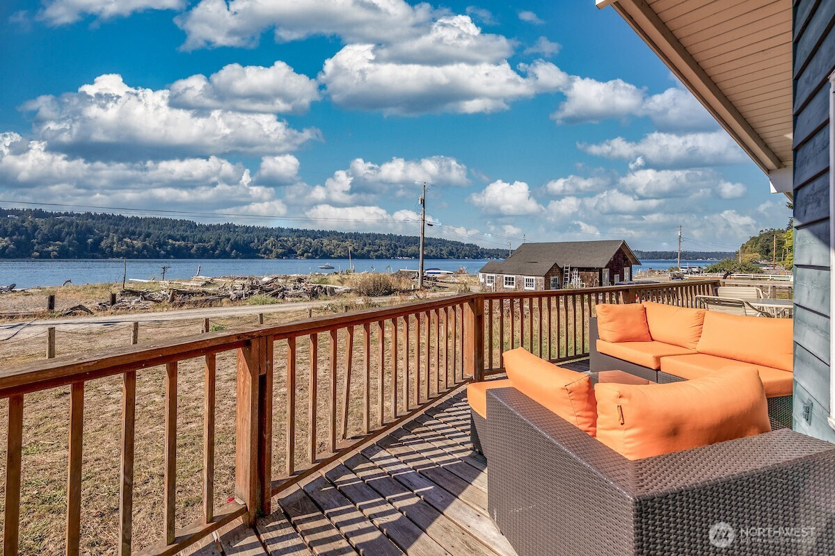 27826 Manzanita Beach Road SW, Vashon, WA 98070