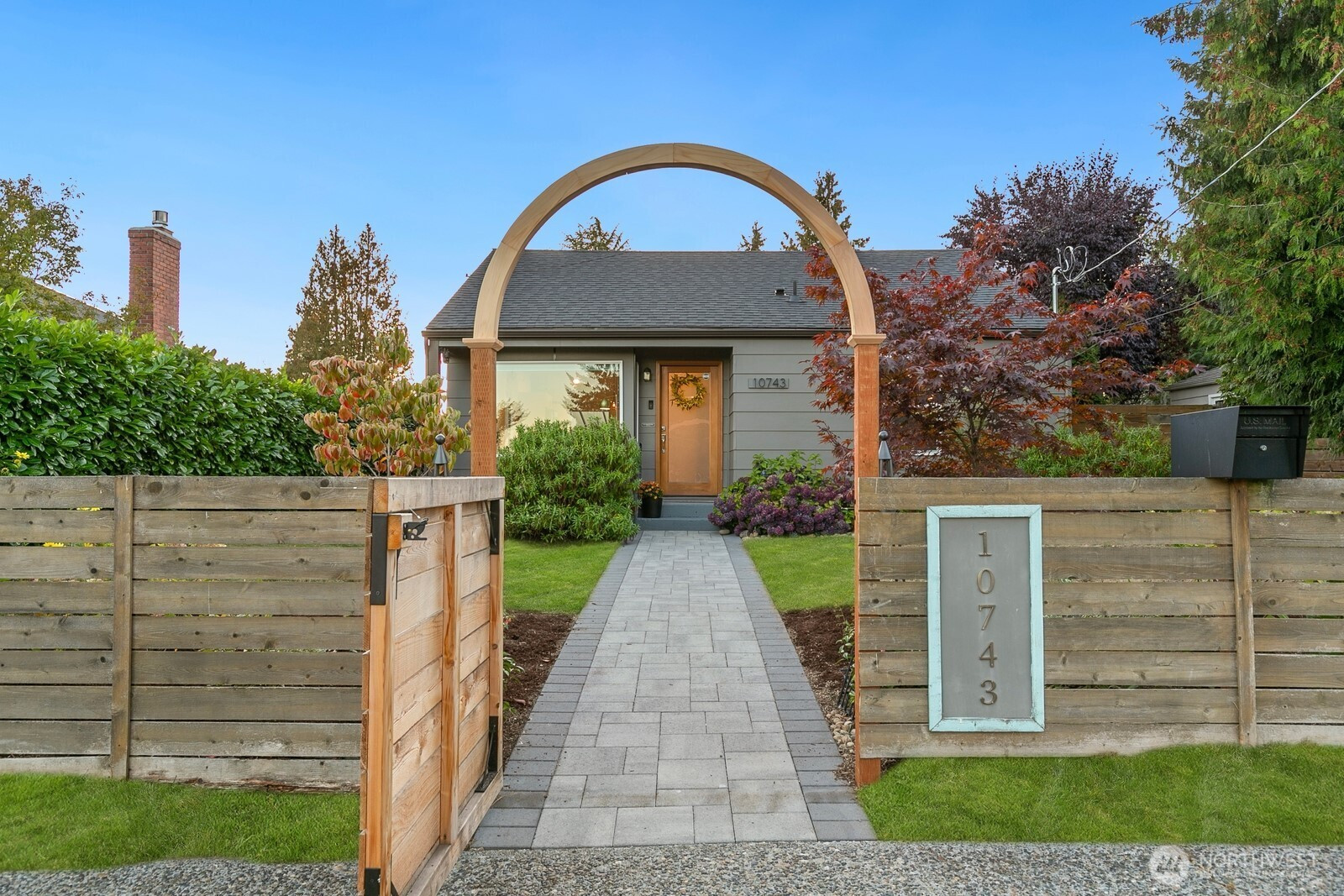 10743 Fremont Avenue N, Seattle, WA 98133