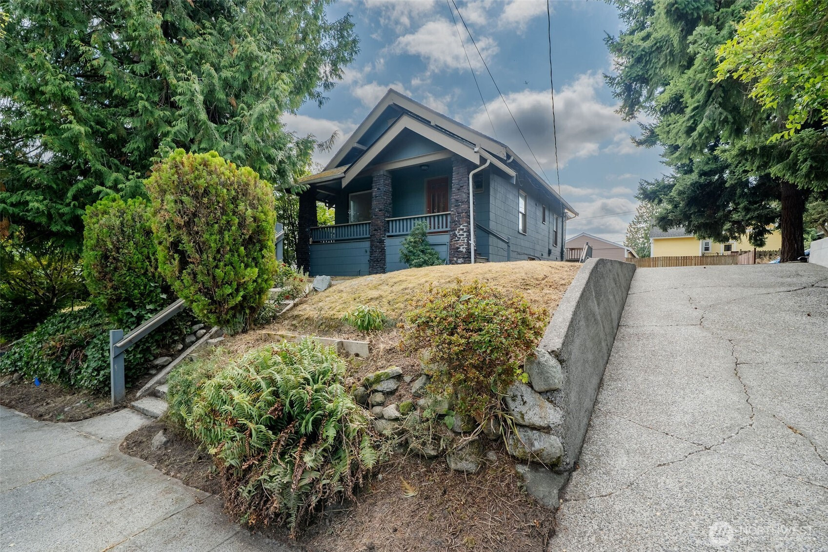 329 NE 51st Street, Seattle, WA 98105