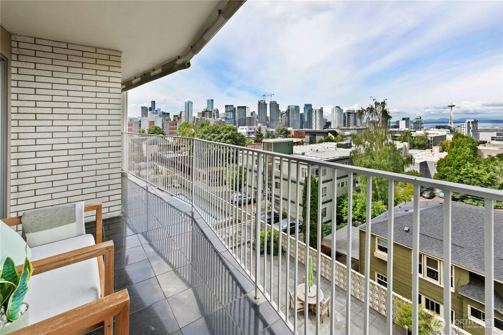 525 BELMONT Avenue E, Seattle, WA 98102