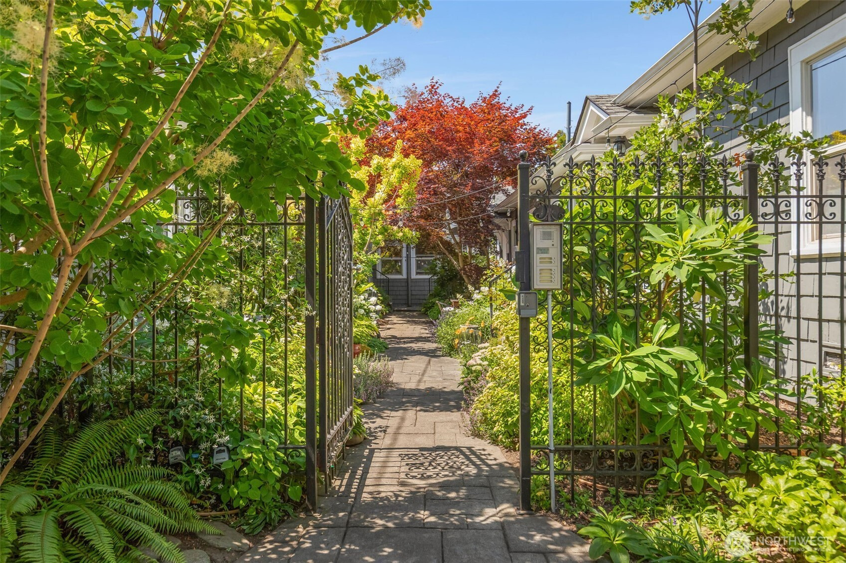 421 10th Avenue E, Seattle, WA 98102