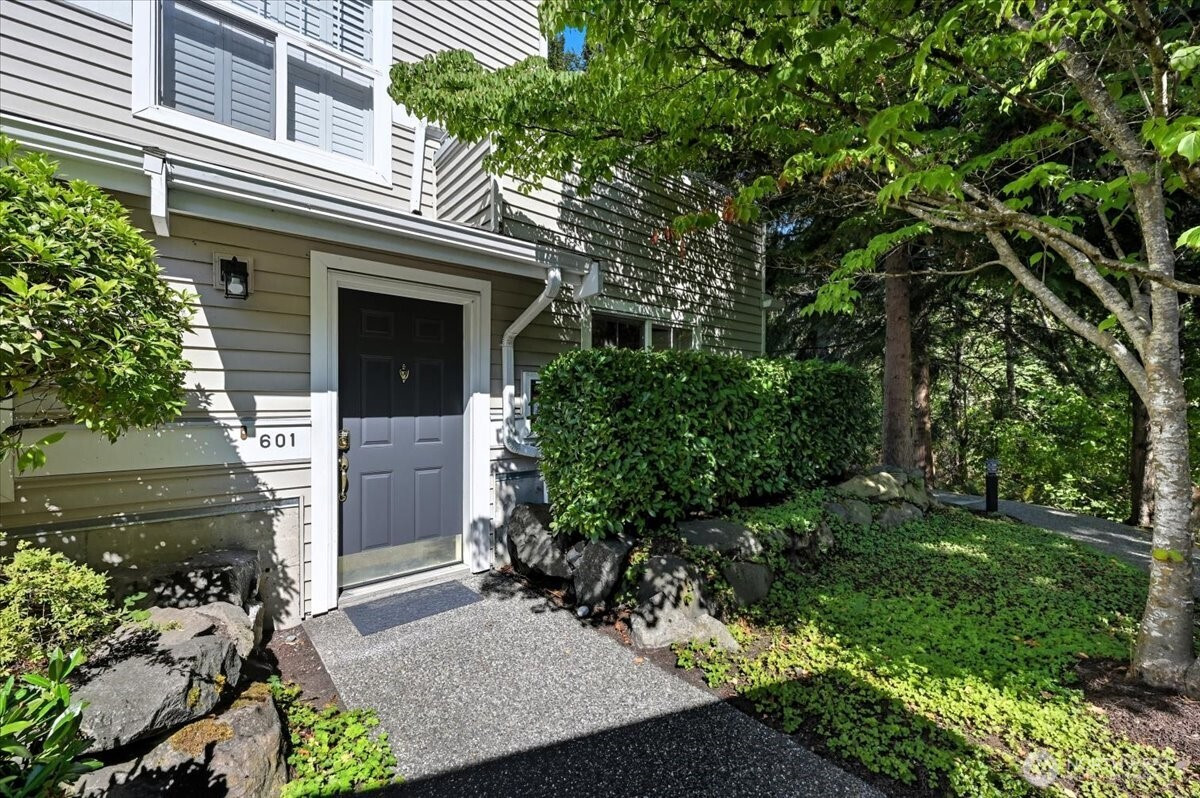 2060 132nd Avenue SE, Bellevue, WA 98005