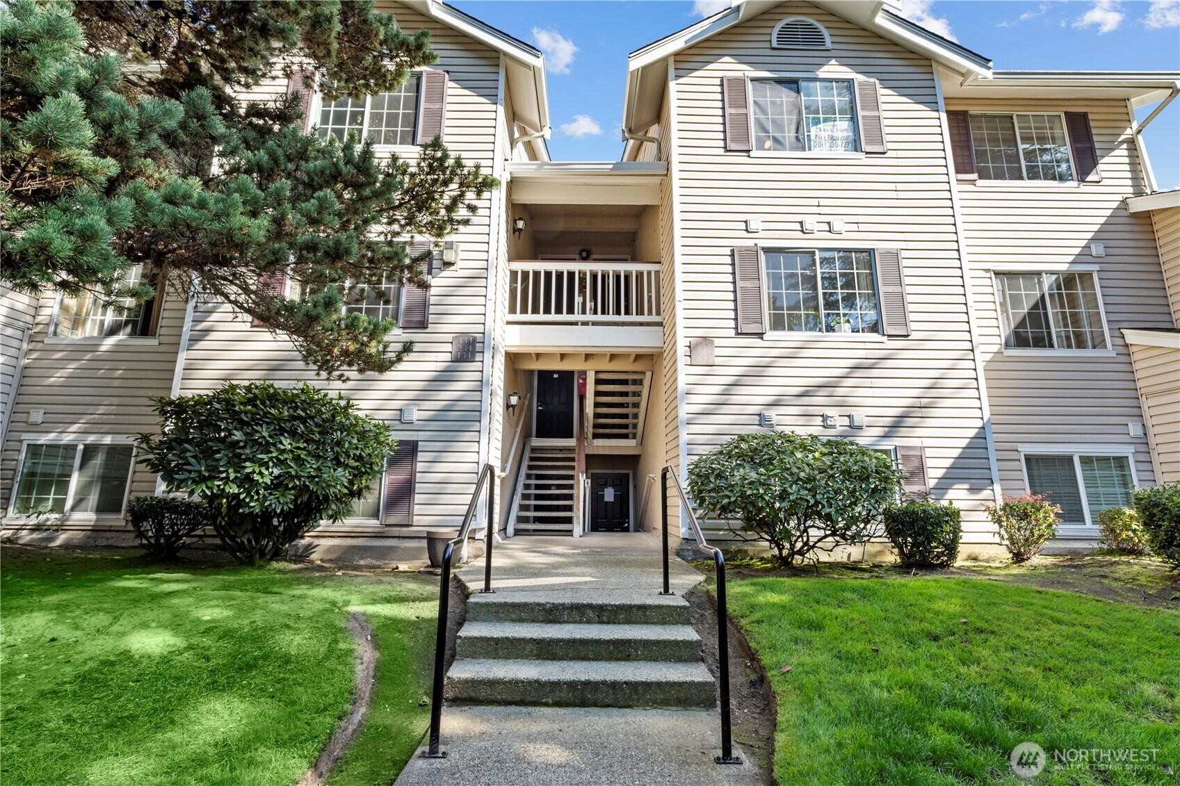 19230 Forest Park Drive NE, Lake Forest Park, WA 98155