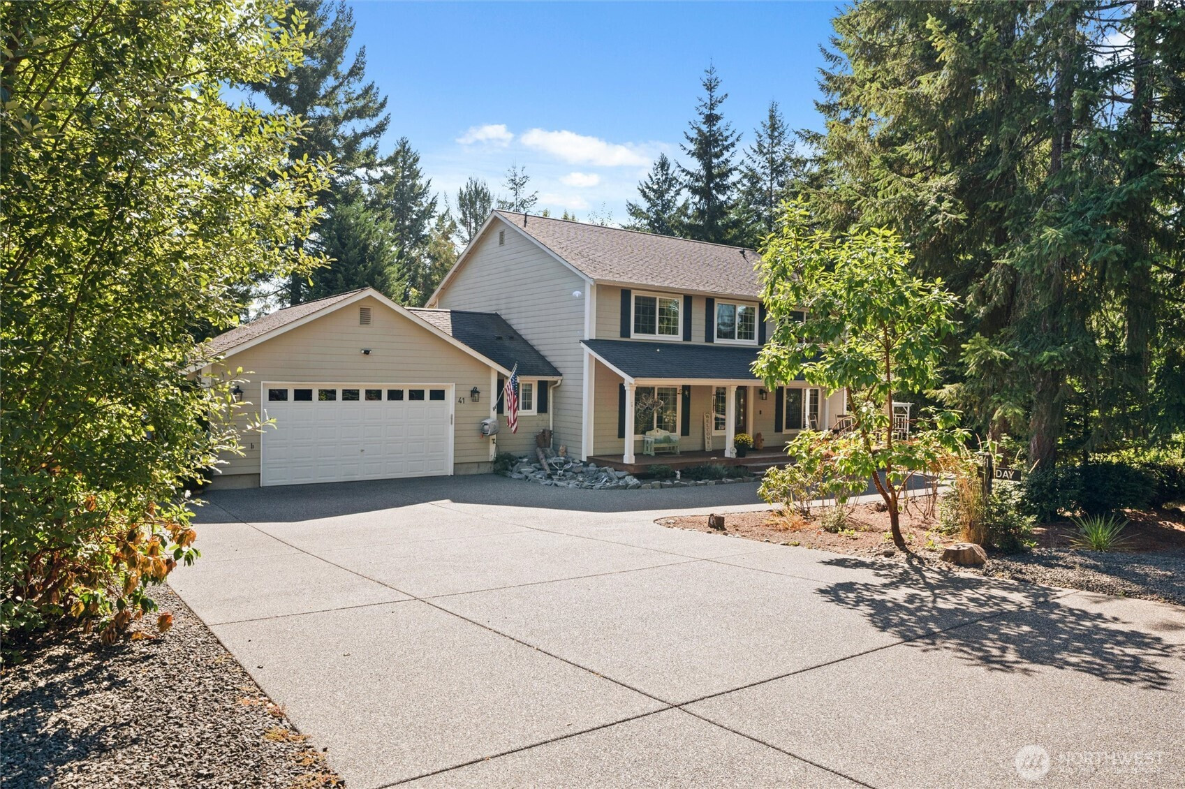 41 E Hofaker Road, Allyn, WA 98524