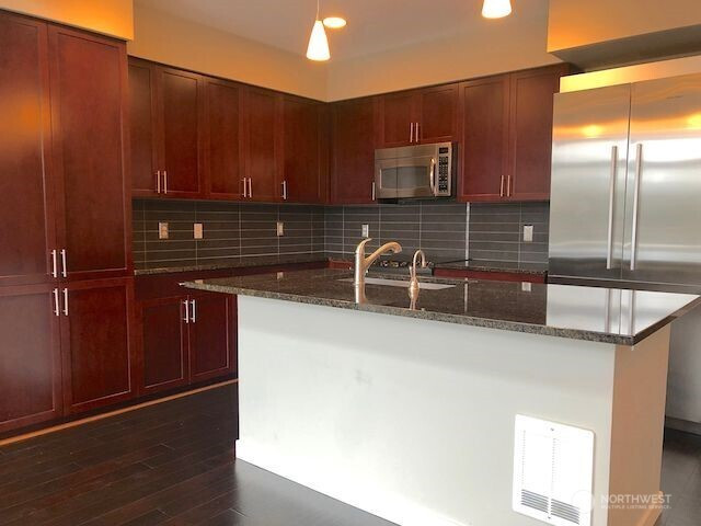 105 Harbor Square Loop NE, Bainbridge Island, WA 98110