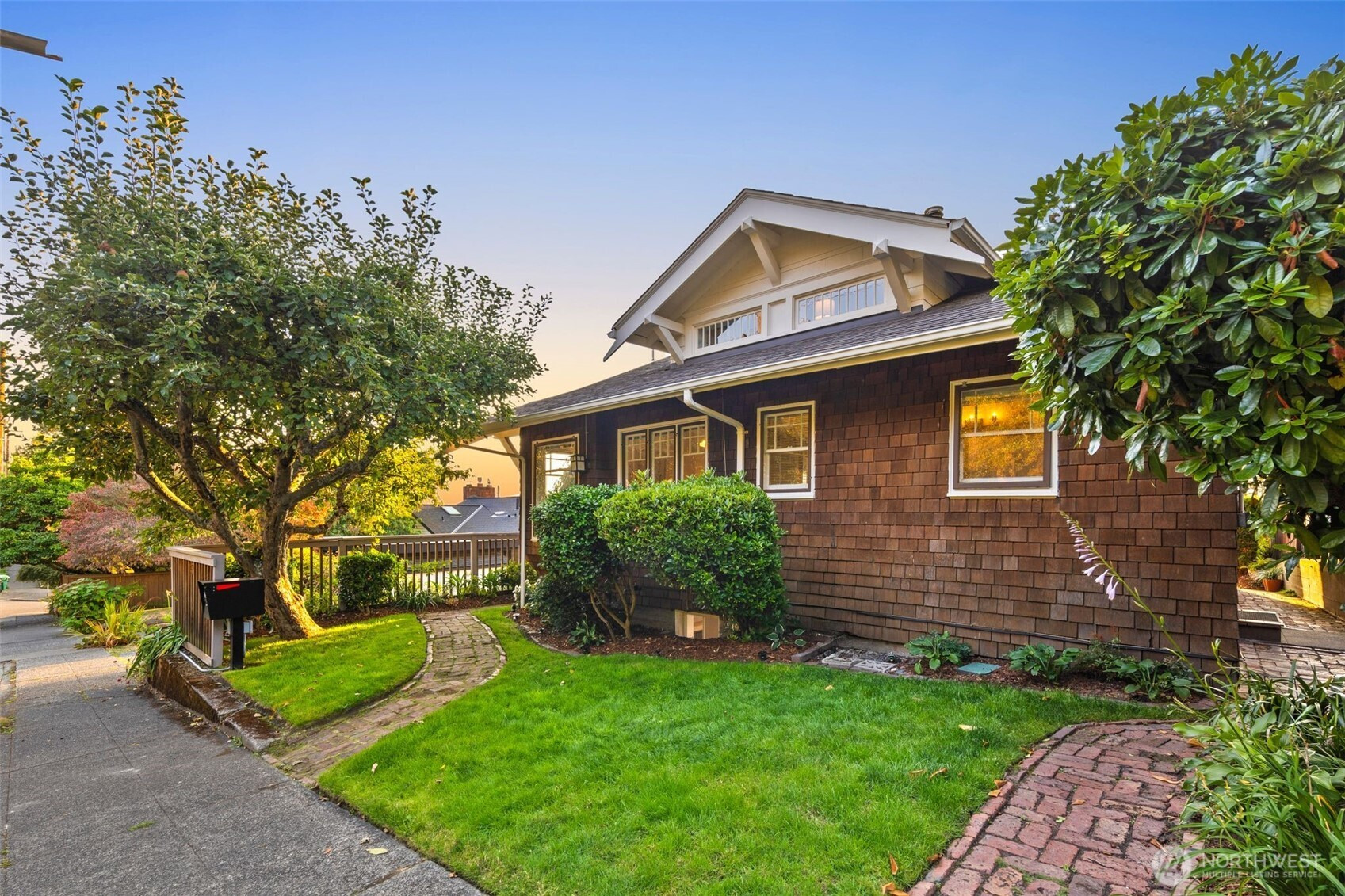 2513 11th Avenue W, Seattle, WA 98119