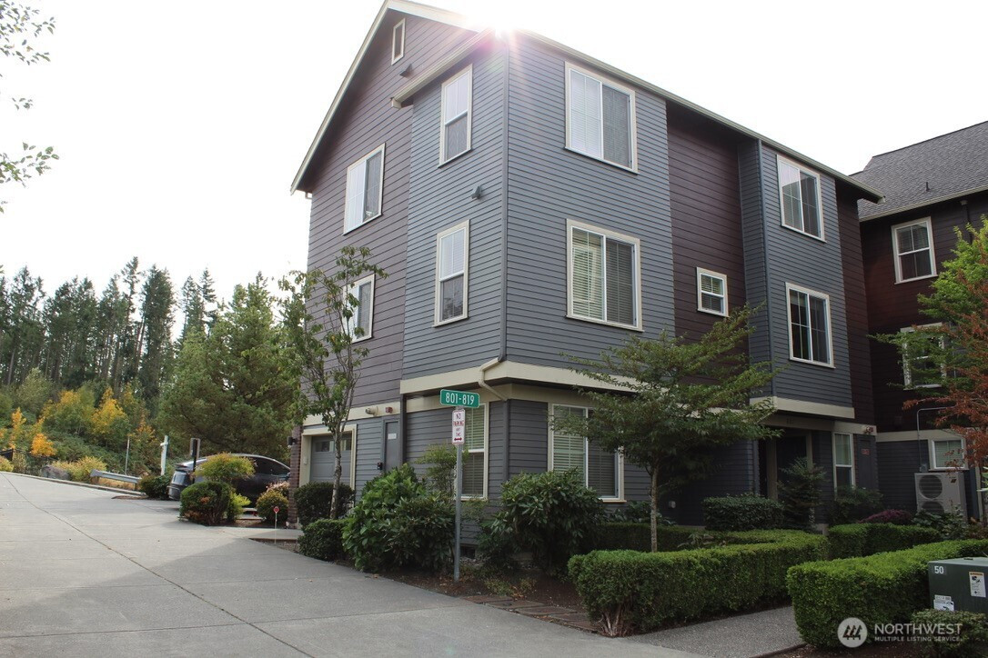 807 NE 5th Place NE, Issaquah, WA 98029