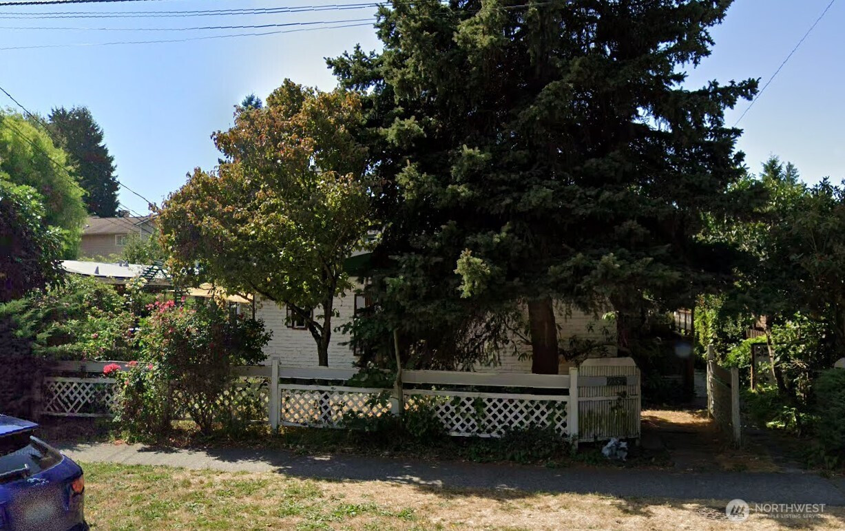 9537 Ashworth Avenue N, Seattle, WA 98103