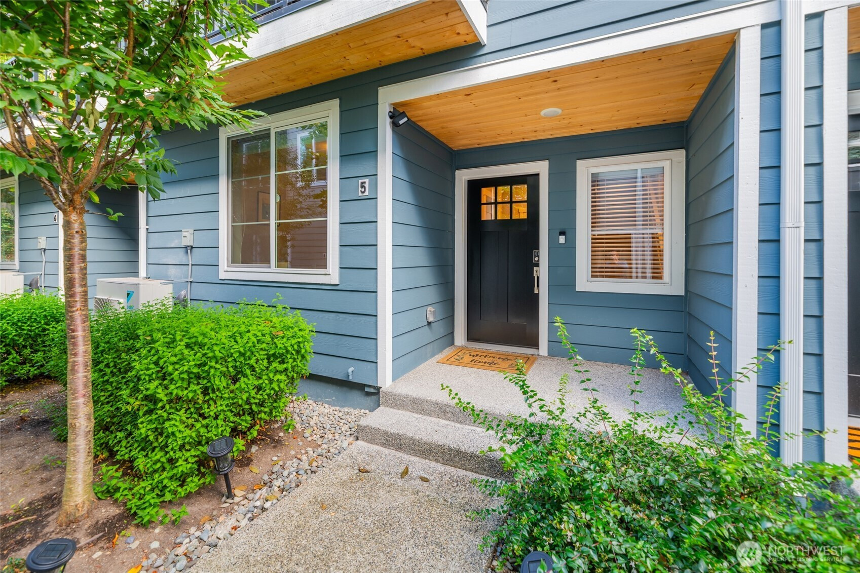 6633 NE 188th Court, Kenmore, WA 98028