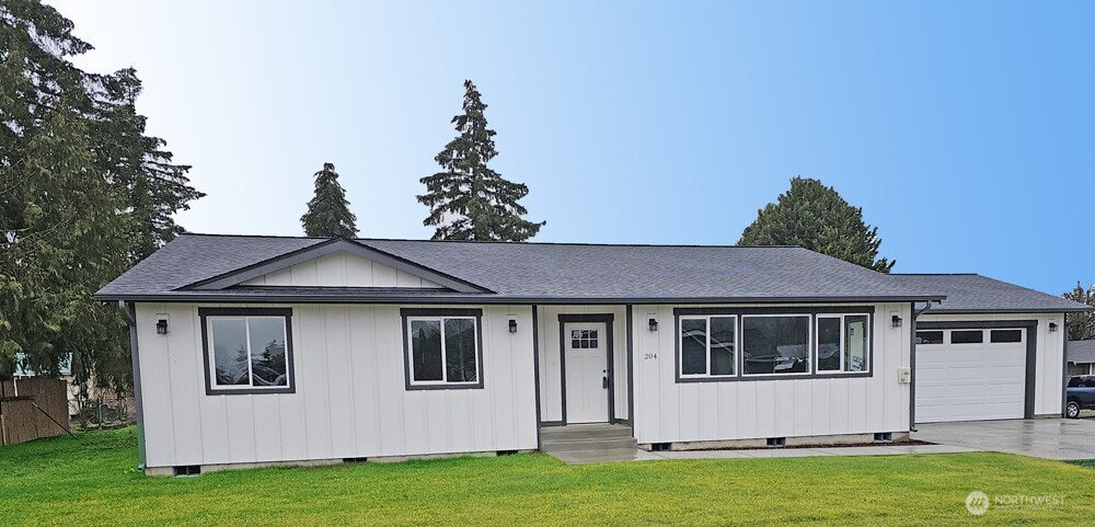 208 S 2nd Street, Oakville, WA 98568