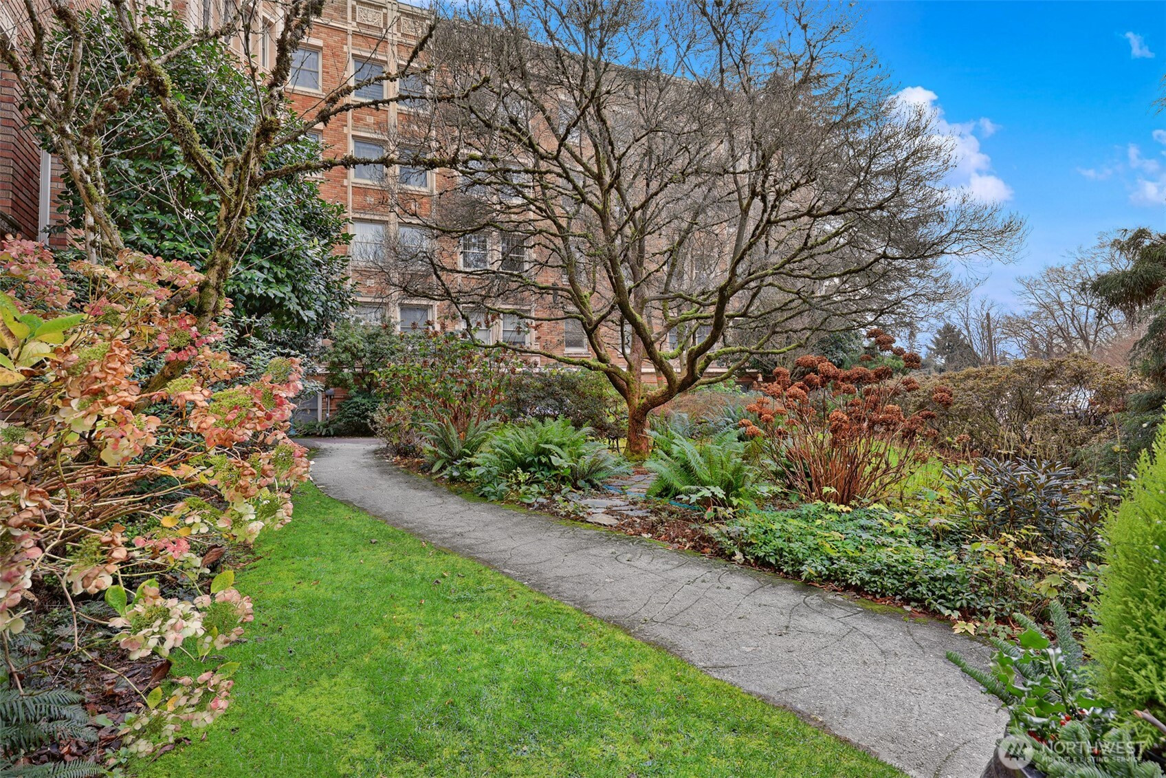 5810 Cowen Place NE, Seattle, WA 98105