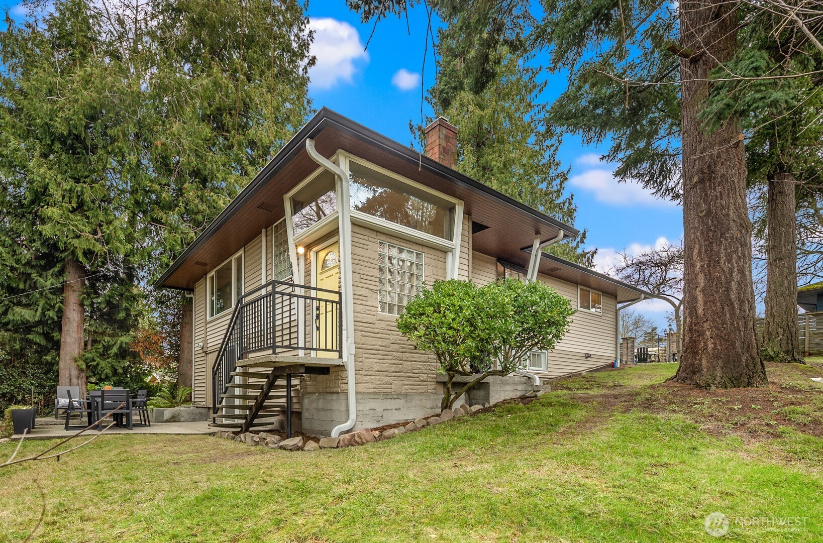 8450 24th Avenue SW, Seattle, WA 98106