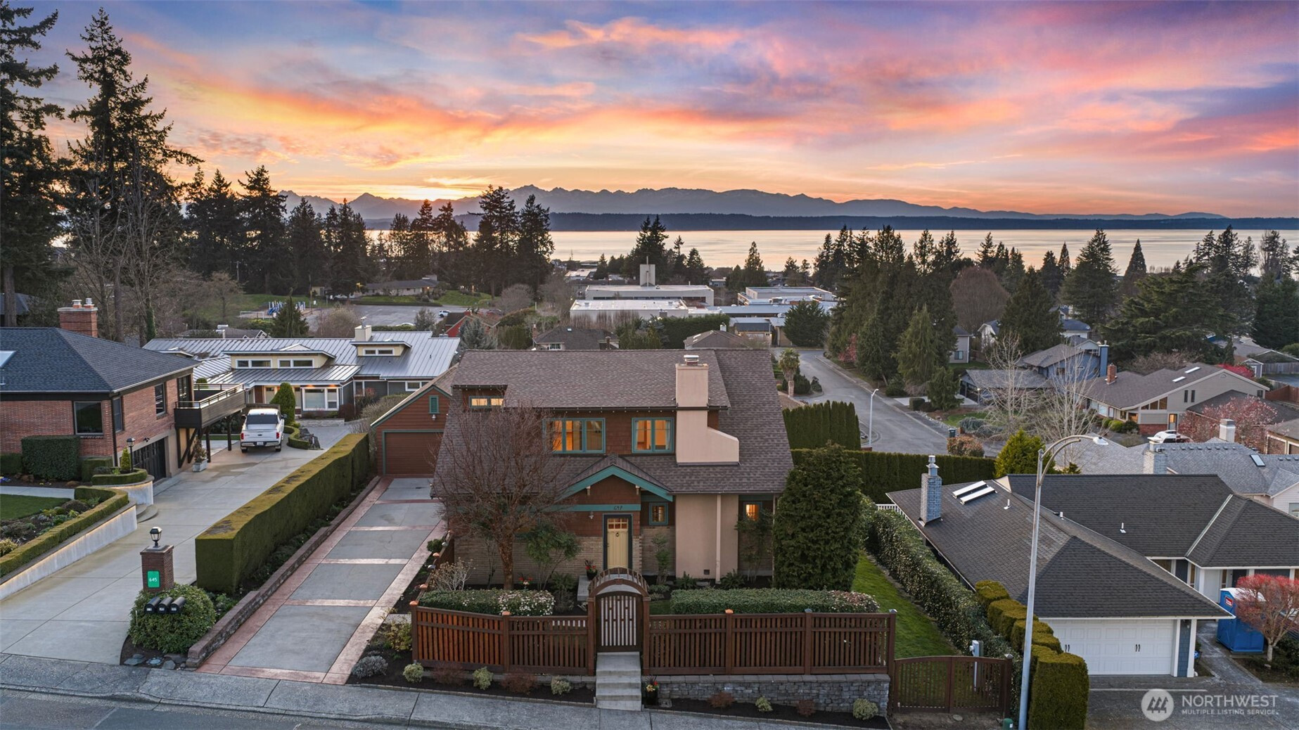 647 9th Avenue N, Edmonds, WA 98020