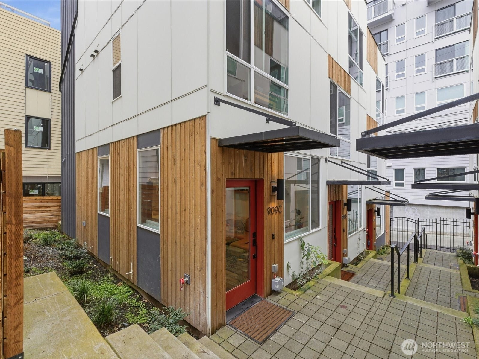 909 Hiawatha Place S, Seattle, WA 98144