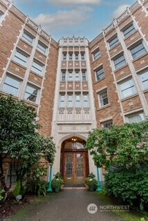 5810 NE Cowen Place, Seattle, WA 98105