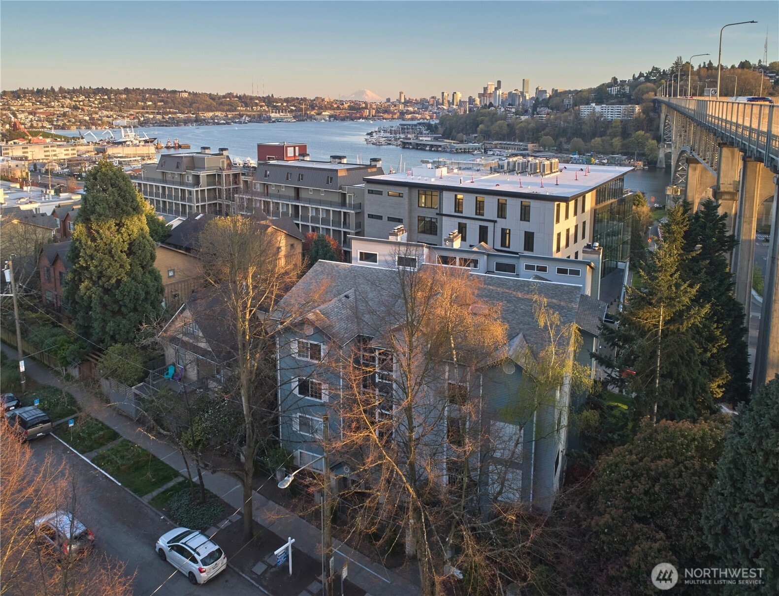 909 N 35TH Street, Seattle, WA 98103